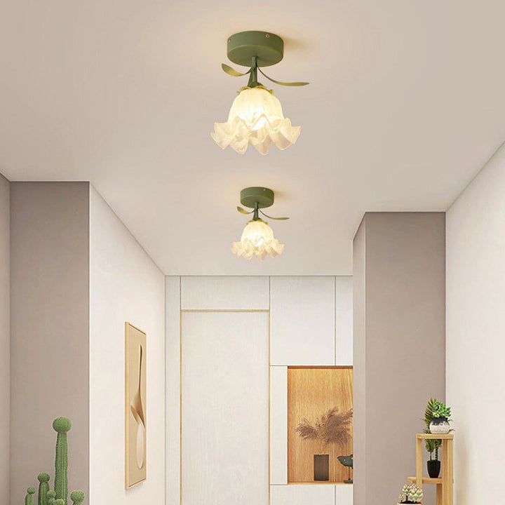 Lampa sufitowa z kwiatowym wzorem na szkle