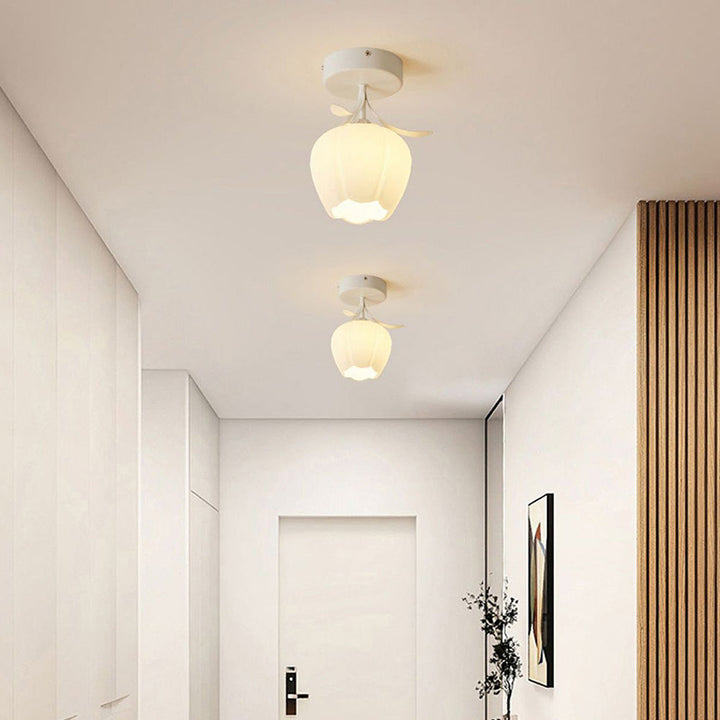 Lampa sufitowa z kwiatowym wzorem na szkle