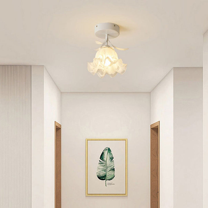 Lampa sufitowa z kwiatowym wzorem na szkle