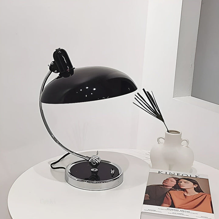 Lampa biurkowa w stylu skandynawskim – Minimalistyczne i przytulne oświetlenie sypialniane