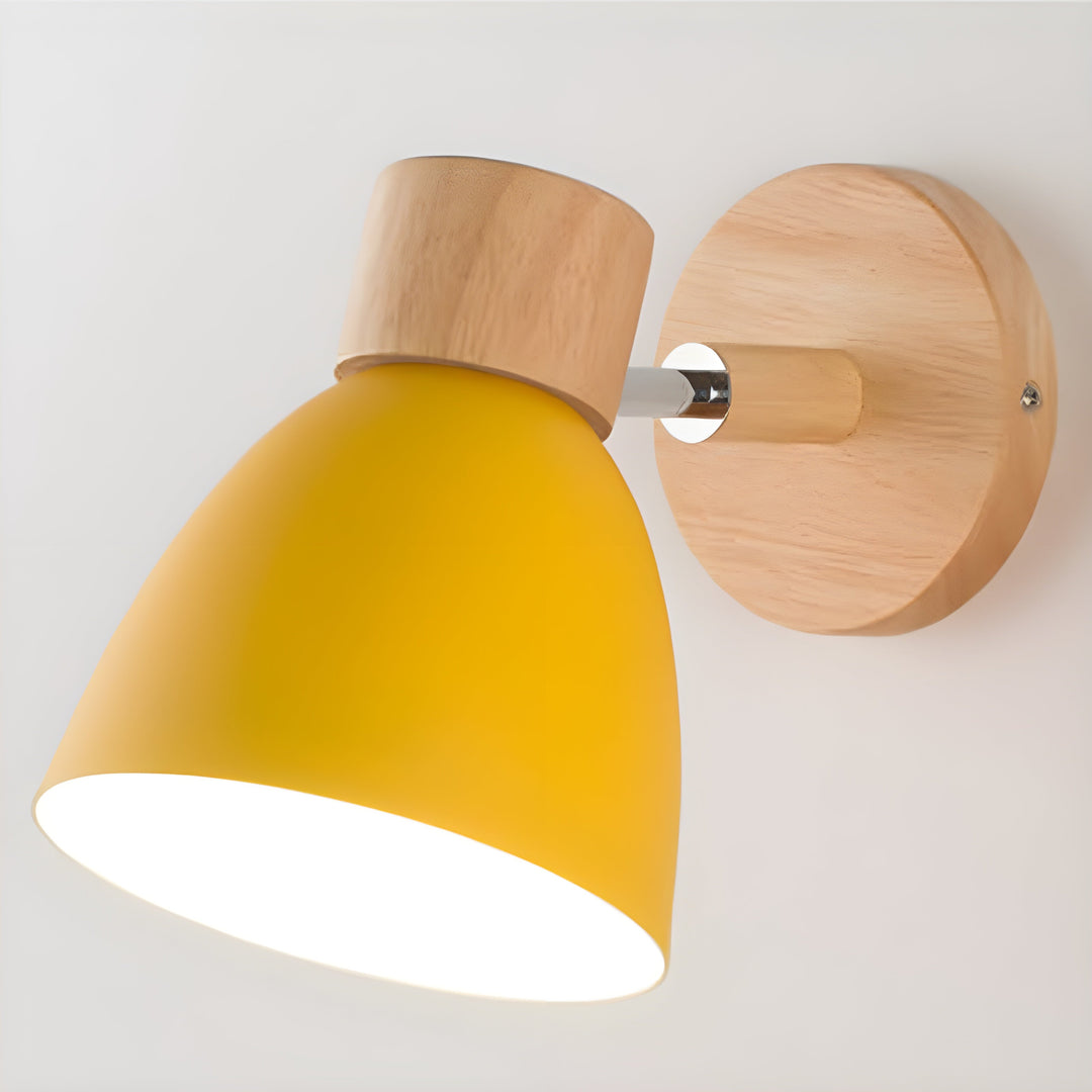 Drewniana Nordycka Lampa Ścienna z Włącznikiem do Przytulnej Sypialni