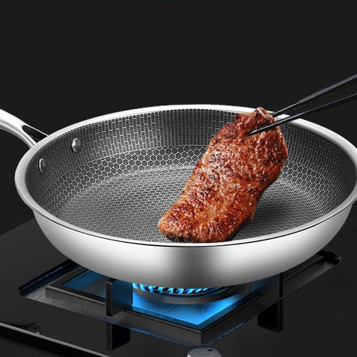Patelnia Carvallo ze stali nierdzewnej z powłoką non-stick i strukturą plastra miodu | Do wszystkich rodzajów kuchenek, w tym indukcyjnych | Odporny na zarysowania i bezpieczny w zmywarce