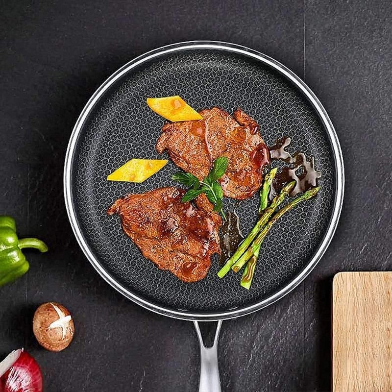 Patelnia Carvallo ze stali nierdzewnej z powłoką non-stick i strukturą plastra miodu | Do wszystkich rodzajów kuchenek, w tym indukcyjnych | Odporny na zarysowania i bezpieczny w zmywarce