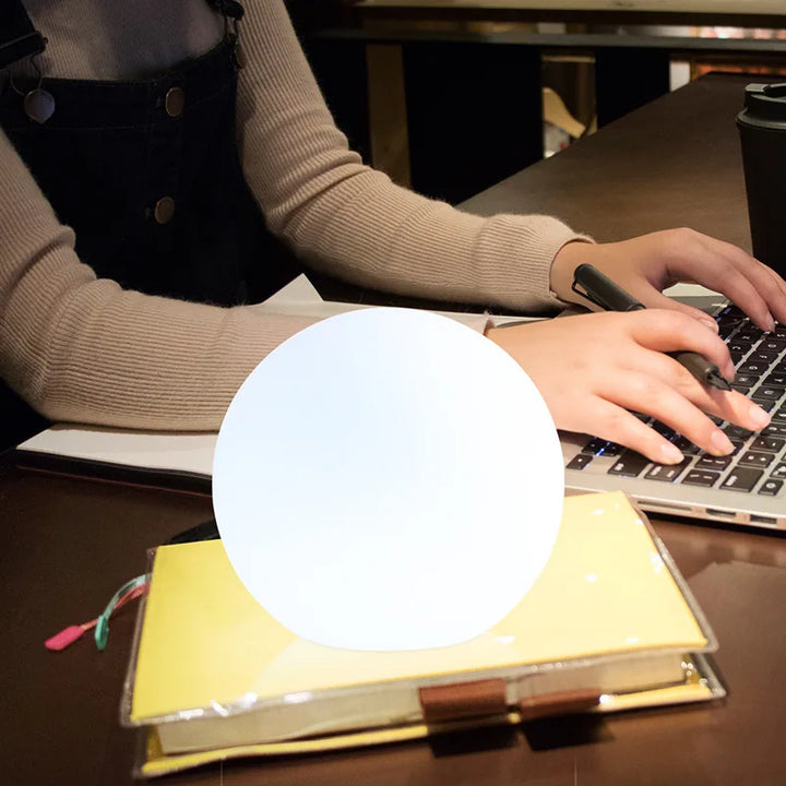 Bezprzewodowa Lampa LED w Kształcie Kuli | 16 Kolorów i Pilot | Ładowalna | Nastrojowe Światło