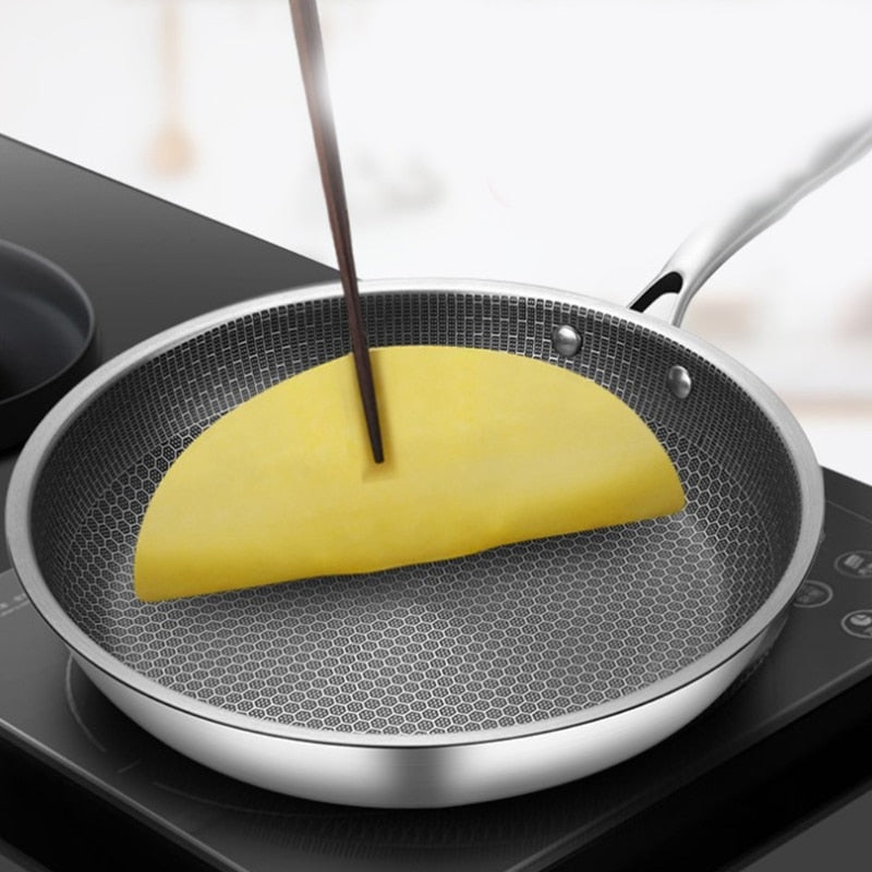 Patelnia Carvallo ze stali nierdzewnej z powłoką non-stick i strukturą plastra miodu | Do wszystkich rodzajów kuchenek, w tym indukcyjnych | Odporny na zarysowania i bezpieczny w zmywarce