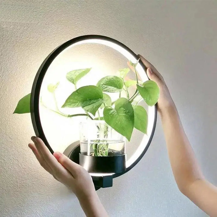 Lumora Lampa Ścienna do Roślin – Eleganckie oświetlenie wewnętrzne z wbudowanym uchwytem na rośliny