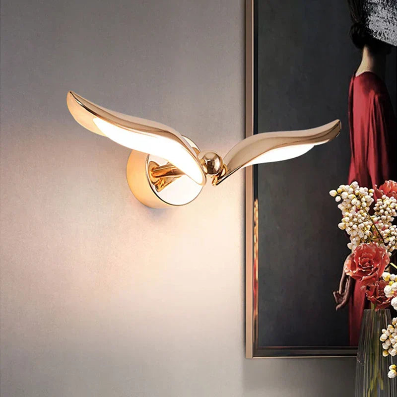 GoldenHorizon – Elegancka lampa ścienna w kształcie mewy