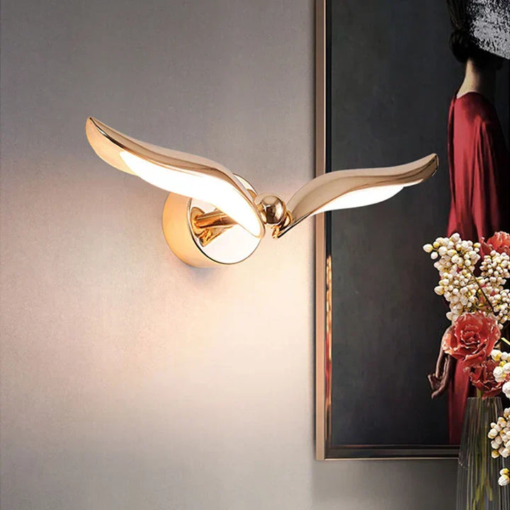 GoldenHorizon – Elegancka lampa ścienna w kształcie mewy