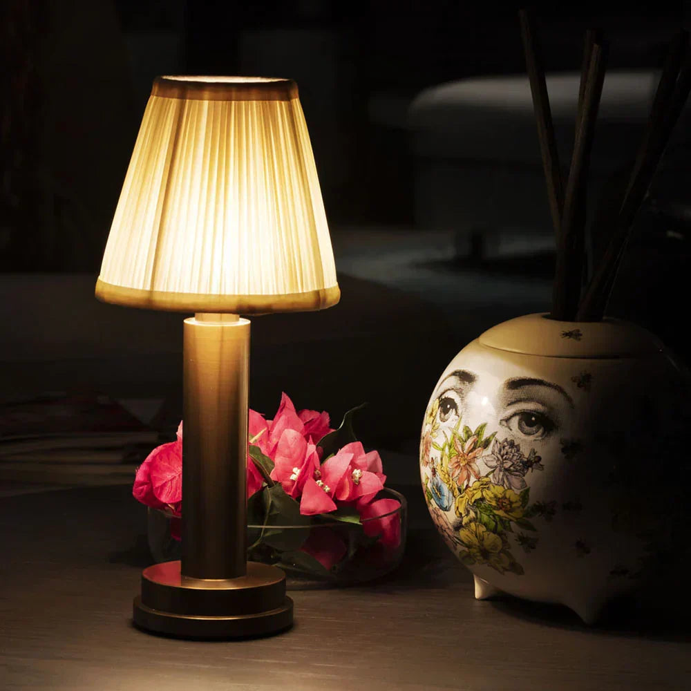 Lampa stołowa z podstawą w kolorze złotym i abażurem z tkaniny
