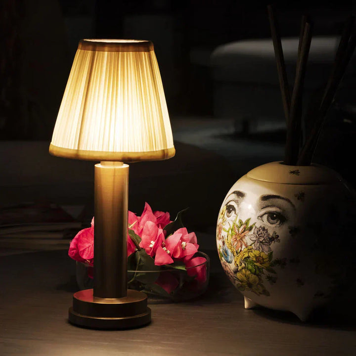 Lampa stołowa z podstawą w kolorze złotym i abażurem z tkaniny