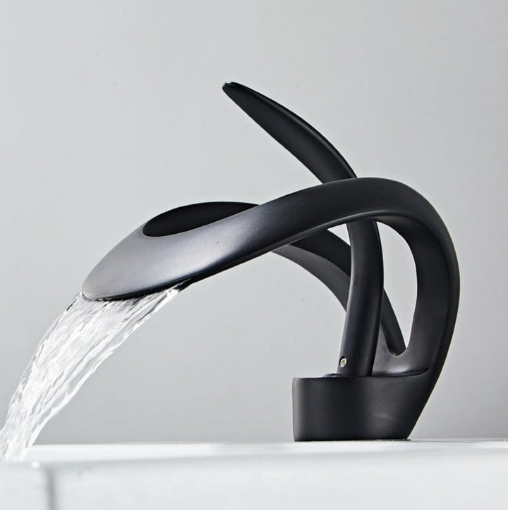 Nowoczesna armatura łazienkowa w zakrzywionym designie