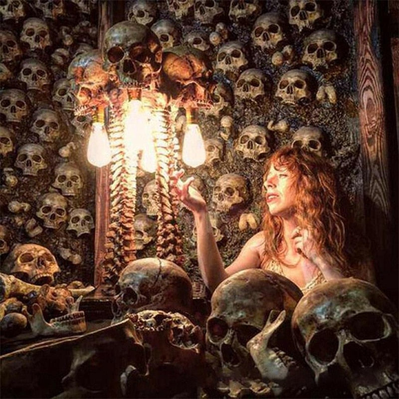 SkulloSpine – LED lampa czaszkowa z detalami kręgosłupa w mrocznym stylu dekoracyjnym