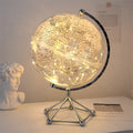 Lampa z Obracającym Się Globusem LED Royaleva – Oświetlający Element Dekoracyjny
