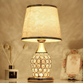 Elegancka lampa stołowa z kryształowym abażurem - europejski design z wzorzystym materiałem