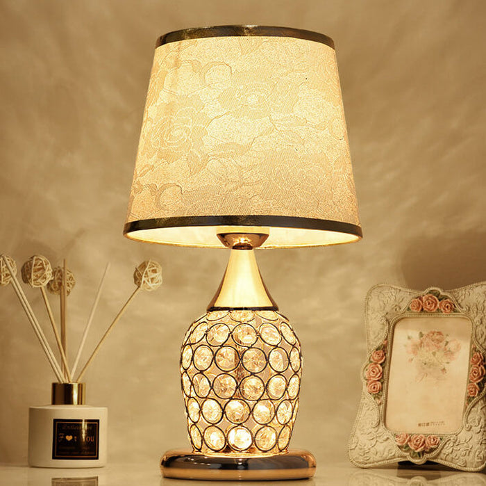 Elegancka lampa stołowa z kryształowym abażurem - europejski design z wzorzystym materiałem