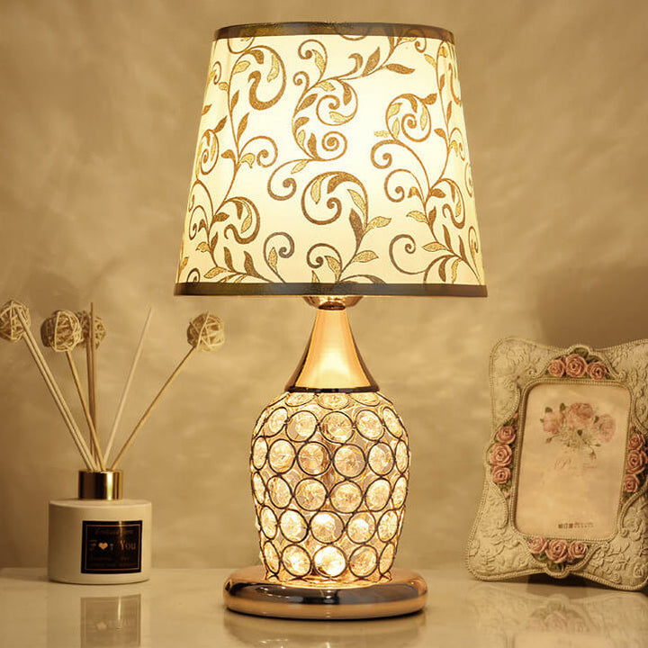 Elegancka lampa stołowa z kryształowym abażurem - europejski design z wzorzystym materiałem
