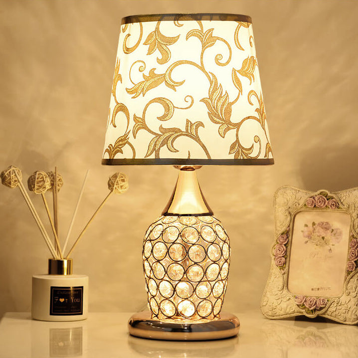 Elegancka lampa stołowa z kryształowym abażurem - europejski design z wzorzystym materiałem