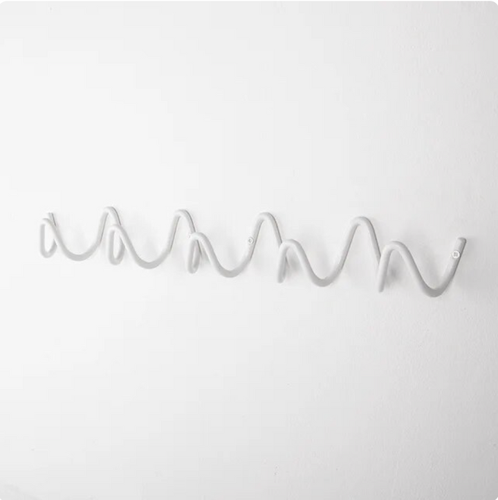 ScribbleLine Nowoczesny Metalowy Wieszaczek na Ścianę – Artystyczny Abstrakcyjny Wieszak na Ubrania