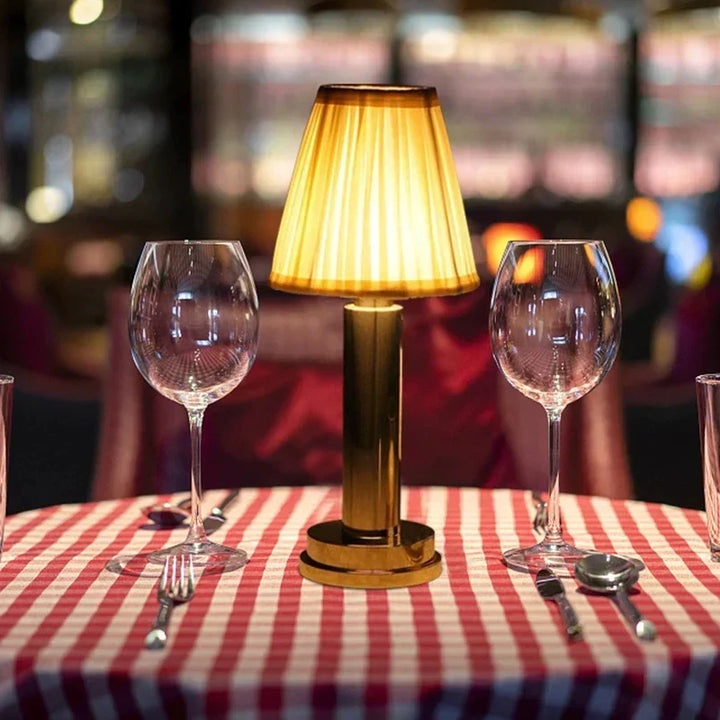 Lampa stołowa z podstawą w kolorze złotym i abażurem z tkaniny