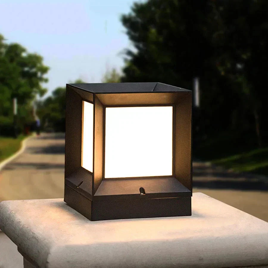 Nowoczesna czarna lampa ogrodowa