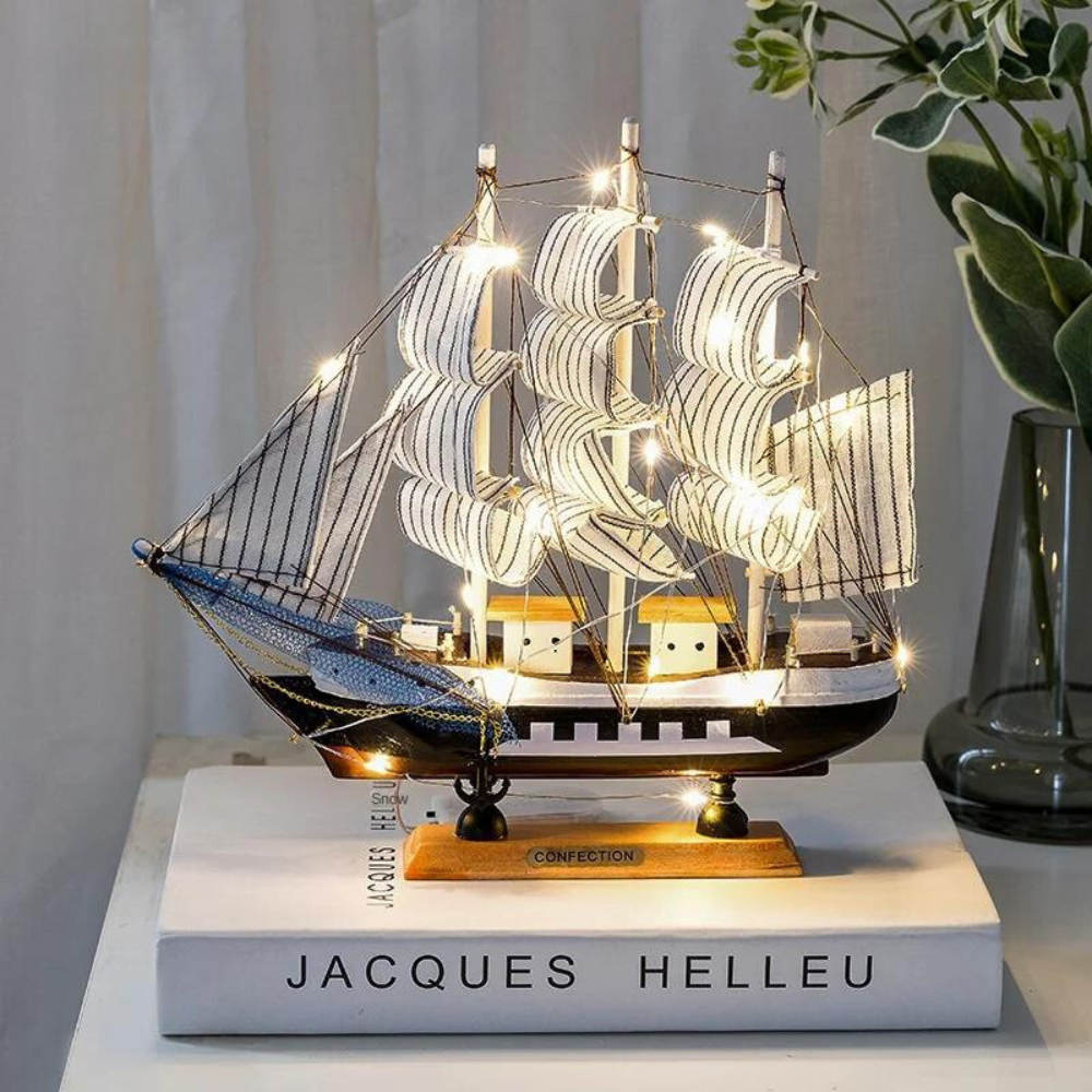 Royaleva Nordic Wooden Sailboat Sculpture - LED Oświetlony Element Dekoracyjny, Zasilany Baterią