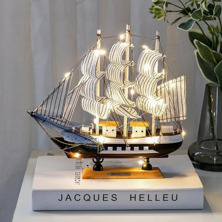 Royaleva Nordic Wooden Sailboat Sculpture - LED Oświetlony Element Dekoracyjny, Zasilany Baterią