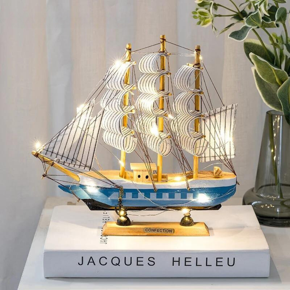 Royaleva Nordic Wooden Sailboat Sculpture - LED Oświetlony Element Dekoracyjny, Zasilany Baterią