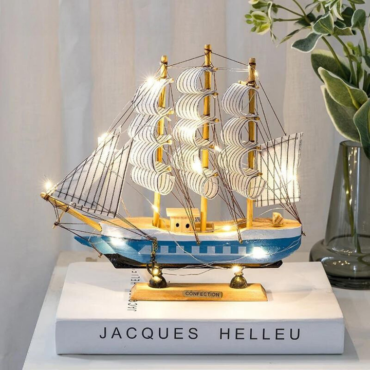 Royaleva Nordic Wooden Sailboat Sculpture - LED Oświetlony Element Dekoracyjny, Zasilany Baterią