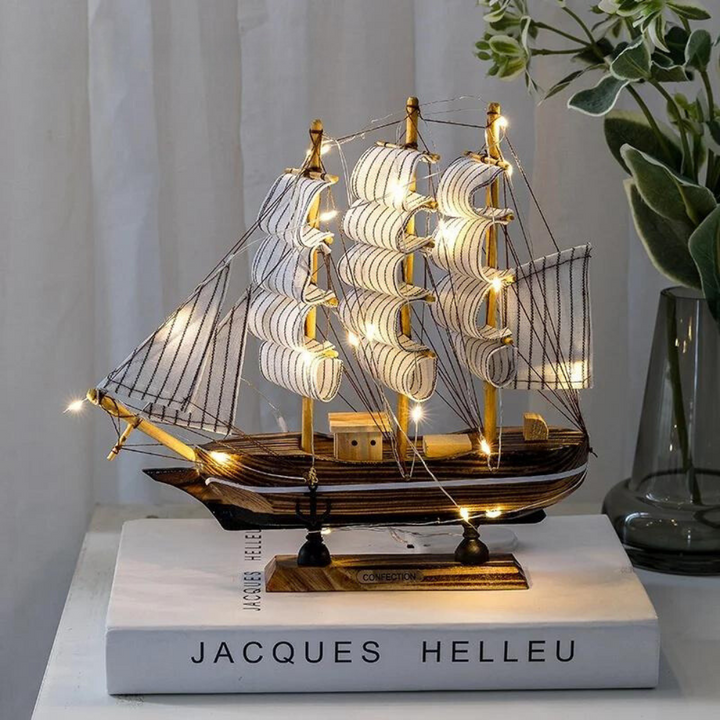 Royaleva Nordic Wooden Sailboat Sculpture - LED Oświetlony Element Dekoracyjny, Zasilany Baterią