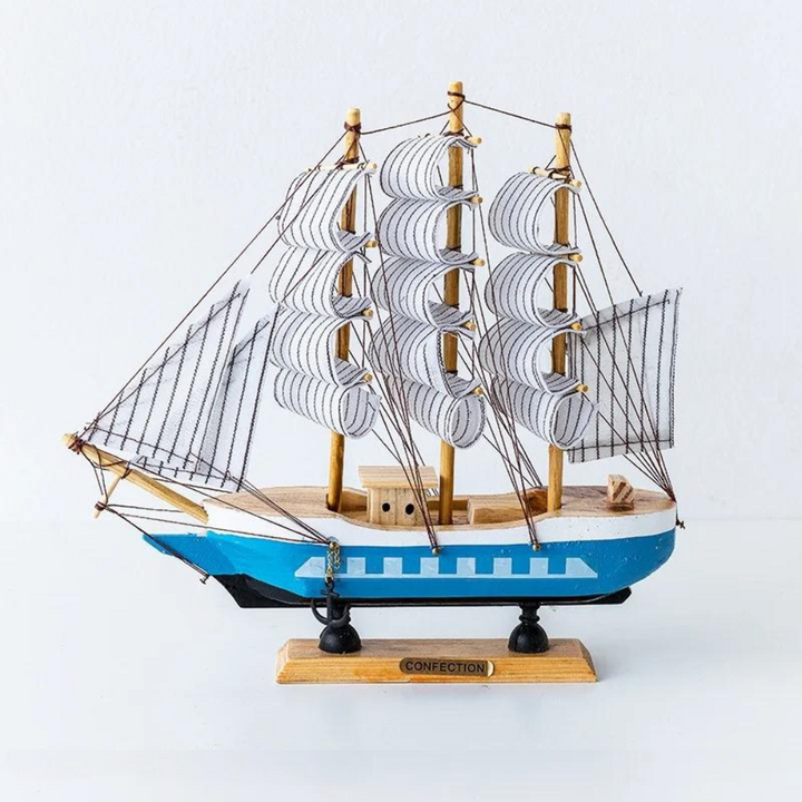 Royaleva Nordic Wooden Sailboat Sculpture - LED Oświetlony Element Dekoracyjny, Zasilany Baterią
