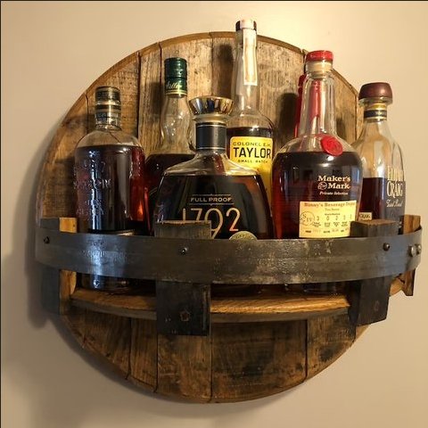 Rustykalna Półka Ścienna na Butelki Whisky