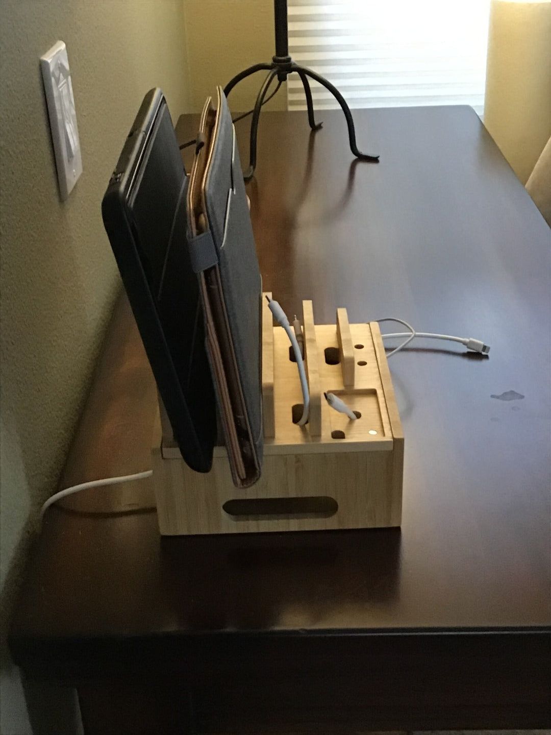 Stacja ładująca Carvallo ChargeDock z bambusa | 5-portowa USB &amp; Organizer | Dla smartfona, tabletu &amp; smartwatcha | W zestawie z kablem
