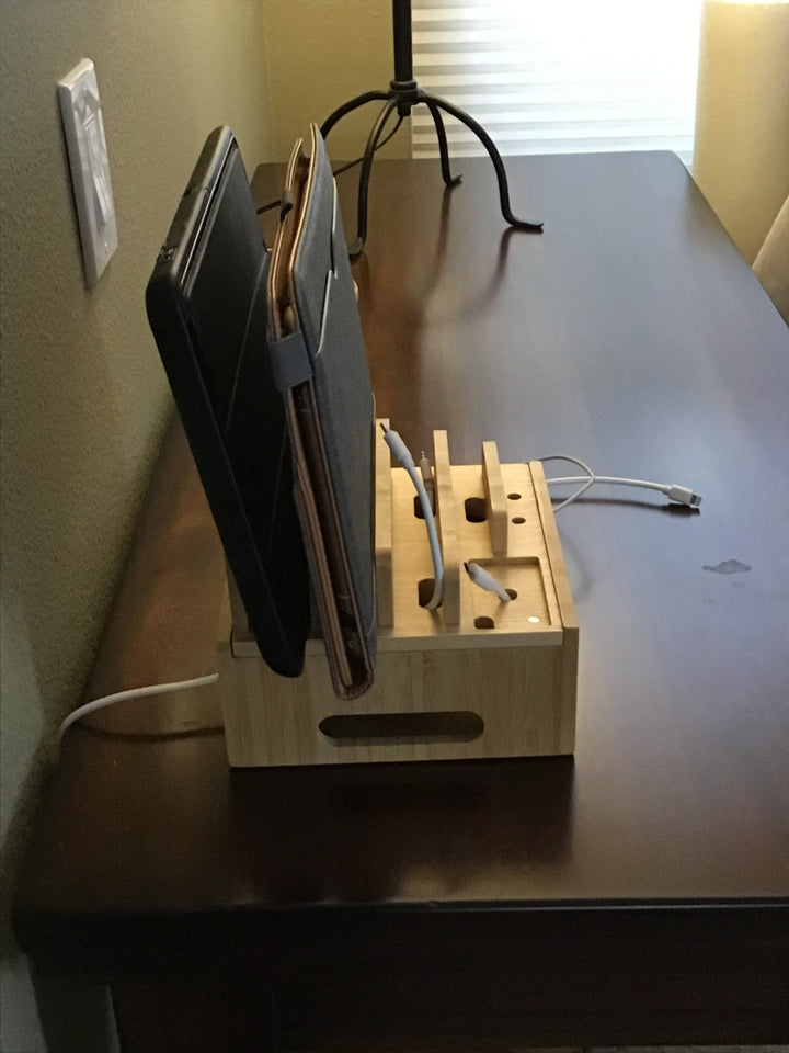 Stacja ładująca Carvallo ChargeDock z bambusa | 5-portowa USB &amp; Organizer | Dla smartfona, tabletu &amp; smartwatcha | W zestawie z kablem
