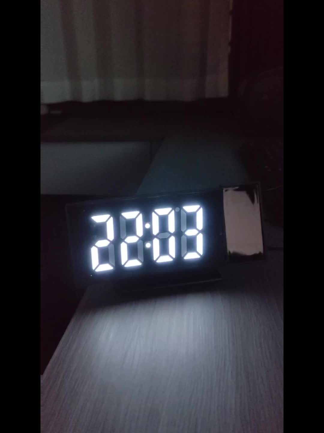 Cyfrowa budzik projekcyjny – wyświetlacz LED i funkcja drzemki z regulacją jasności