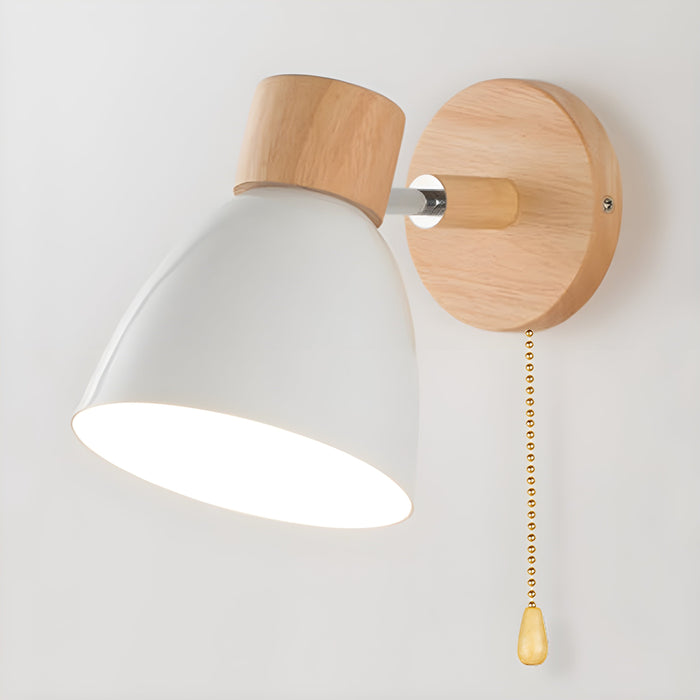 Drewniana Nordycka Lampa Ścienna z Włącznikiem do Przytulnej Sypialni