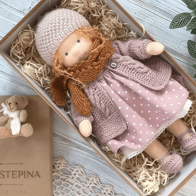 Waldorf-inspirowana ręcznie robiona przytulanka – Miękka, bezpieczna i pełna wyobraźni zabawa