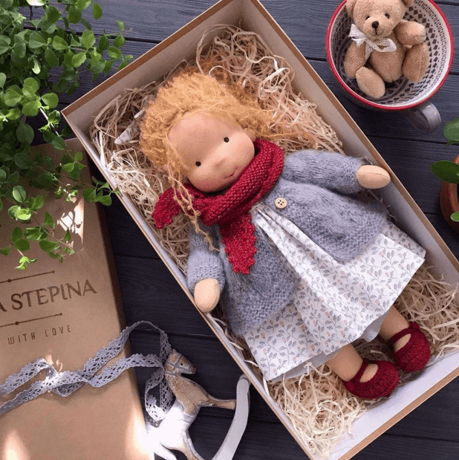 Waldorf-inspirowana ręcznie robiona przytulanka – Miękka, bezpieczna i pełna wyobraźni zabawa