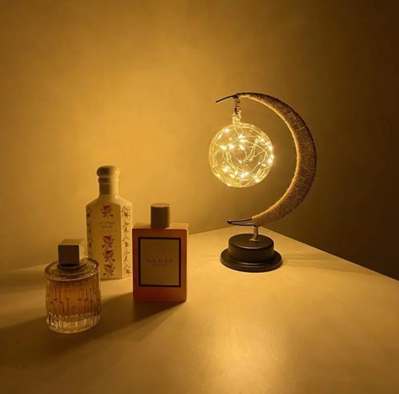 Lampa stołowa z ciepłym blaskiem księżyca