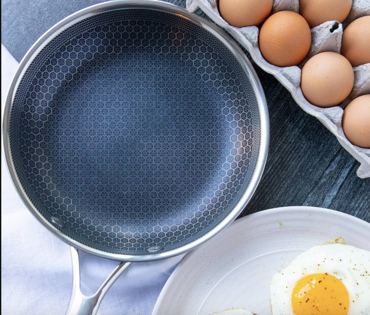 Patelnia Carvallo ze stali nierdzewnej z powłoką non-stick i strukturą plastra miodu | Do wszystkich rodzajów kuchenek, w tym indukcyjnych | Odporny na zarysowania i bezpieczny w zmywarce