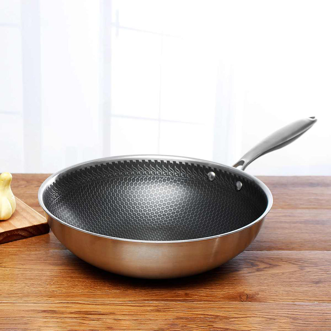Patelnia Carvallo ze stali nierdzewnej z powłoką non-stick i strukturą plastra miodu | Do wszystkich rodzajów kuchenek, w tym indukcyjnych | Odporny na zarysowania i bezpieczny w zmywarce