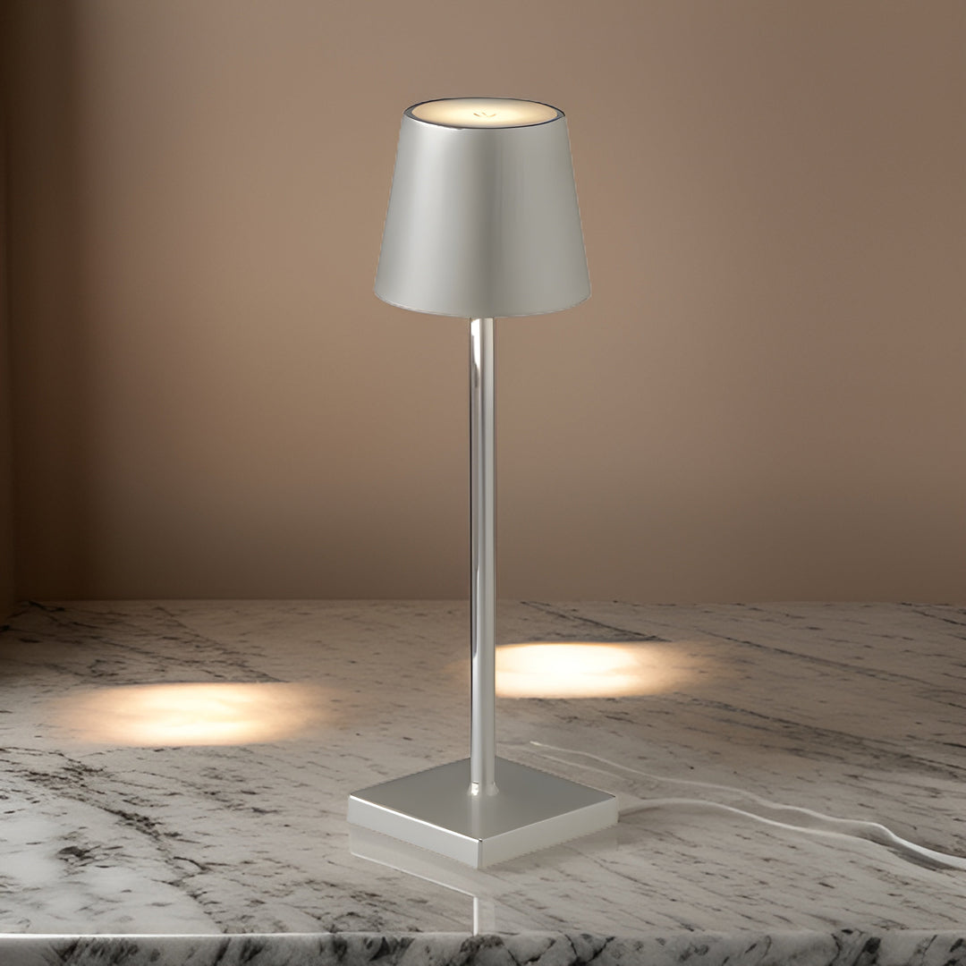 Ładowalna lampa stołowa