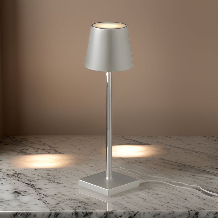 Ładowalna lampa stołowa