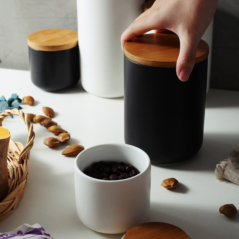Nowoczesny ceramiczny słoik do przechowywania z drewnianą pokrywką – Czarny lub Biały