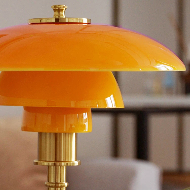 Lampa stołowa z szklanym kloszem i mosiężną podstawą