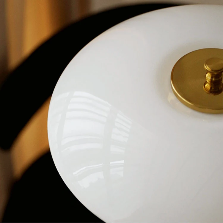 Lampa stołowa z szklanym kloszem i mosiężną podstawą