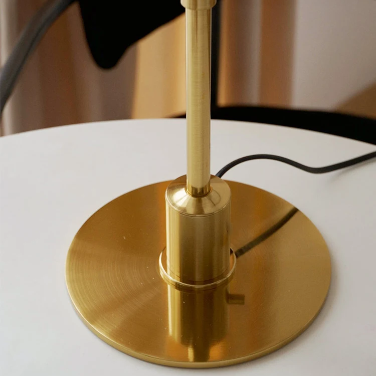 Lampa stołowa z szklanym kloszem i mosiężną podstawą