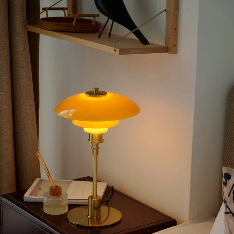 Lampa stołowa z szklanym kloszem i mosiężną podstawą