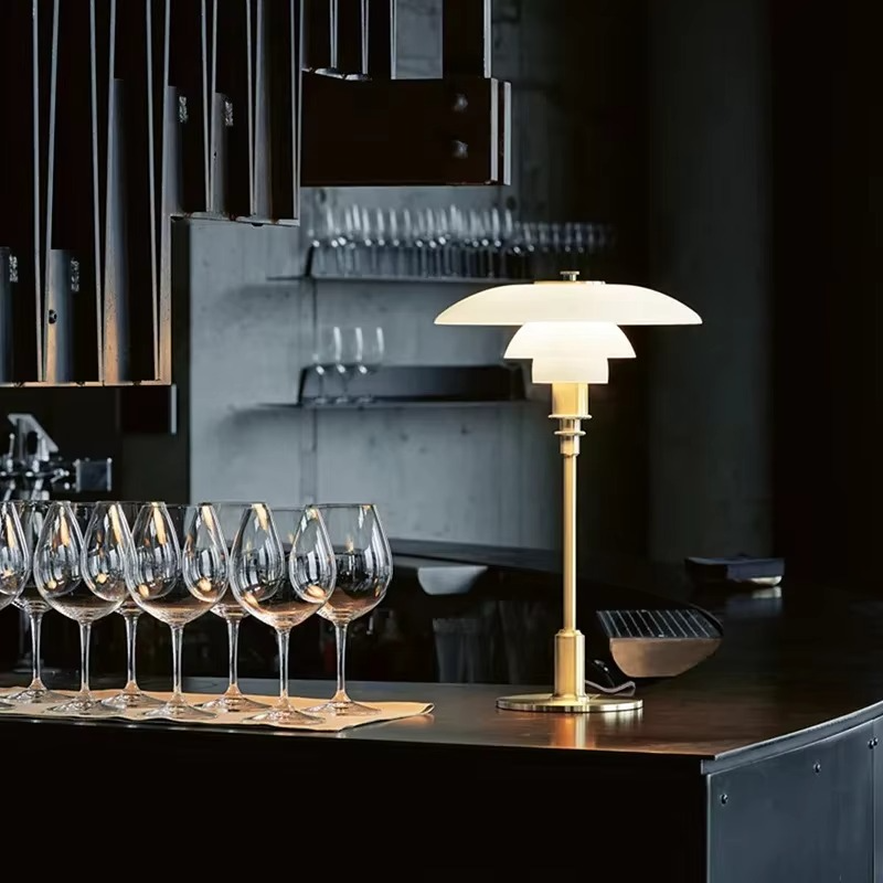 Lampa stołowa z szklanym kloszem i mosiężną podstawą