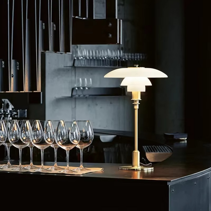 Lampa stołowa z szklanym kloszem i mosiężną podstawą