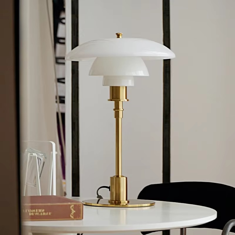 Lampa stołowa z szklanym kloszem i mosiężną podstawą